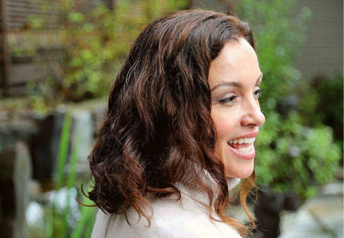 Solutions naturelles pour ralentir l'arrivée des cheveux blancs