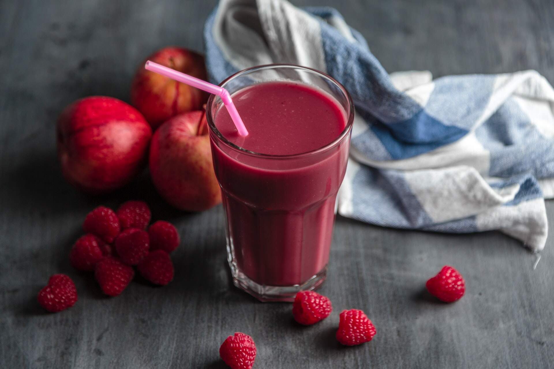Une recette de smoothie avec des fruits rouges champions en antioxydants