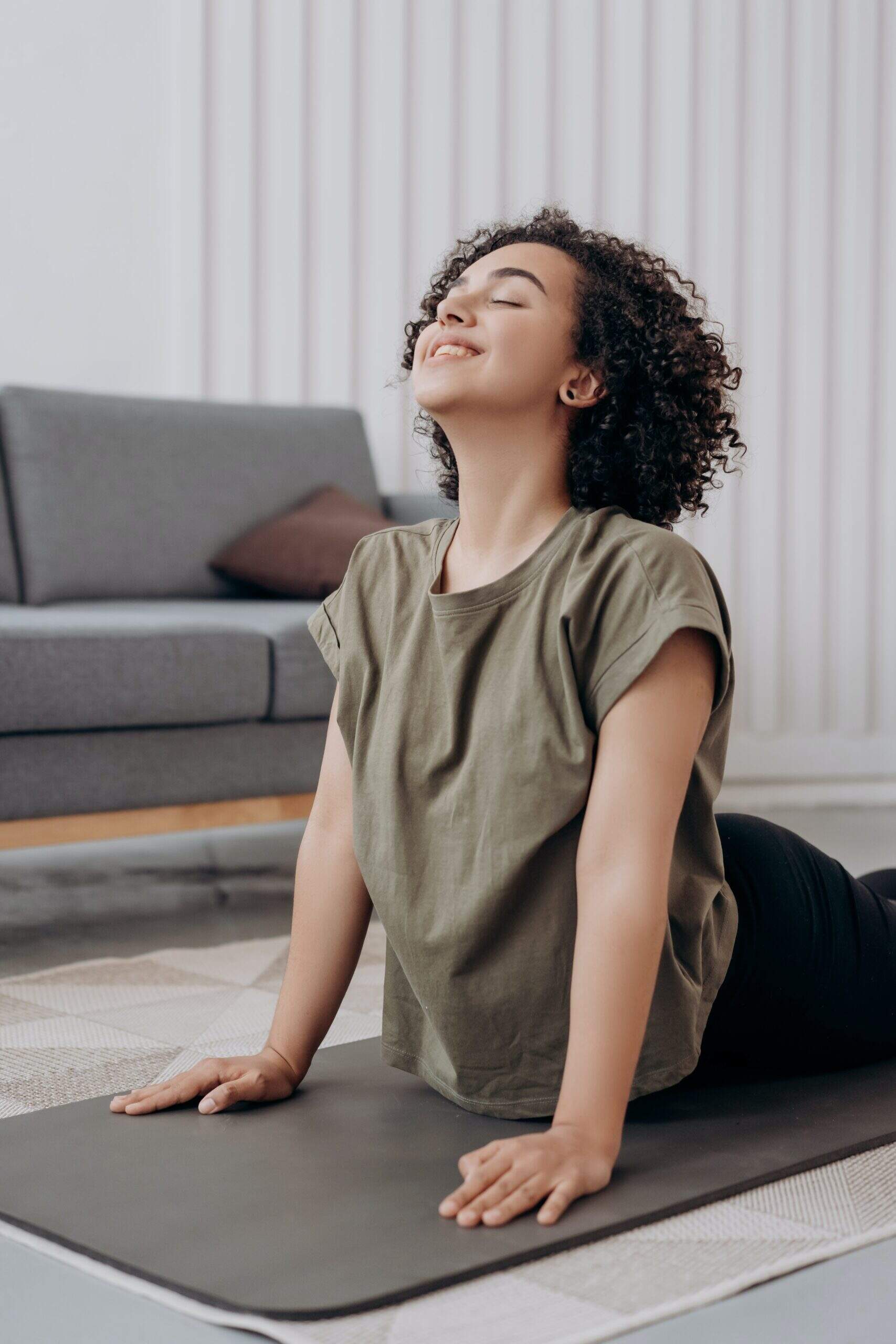 Cinq postures de yoga à faire au travail en cas de coup de pompe