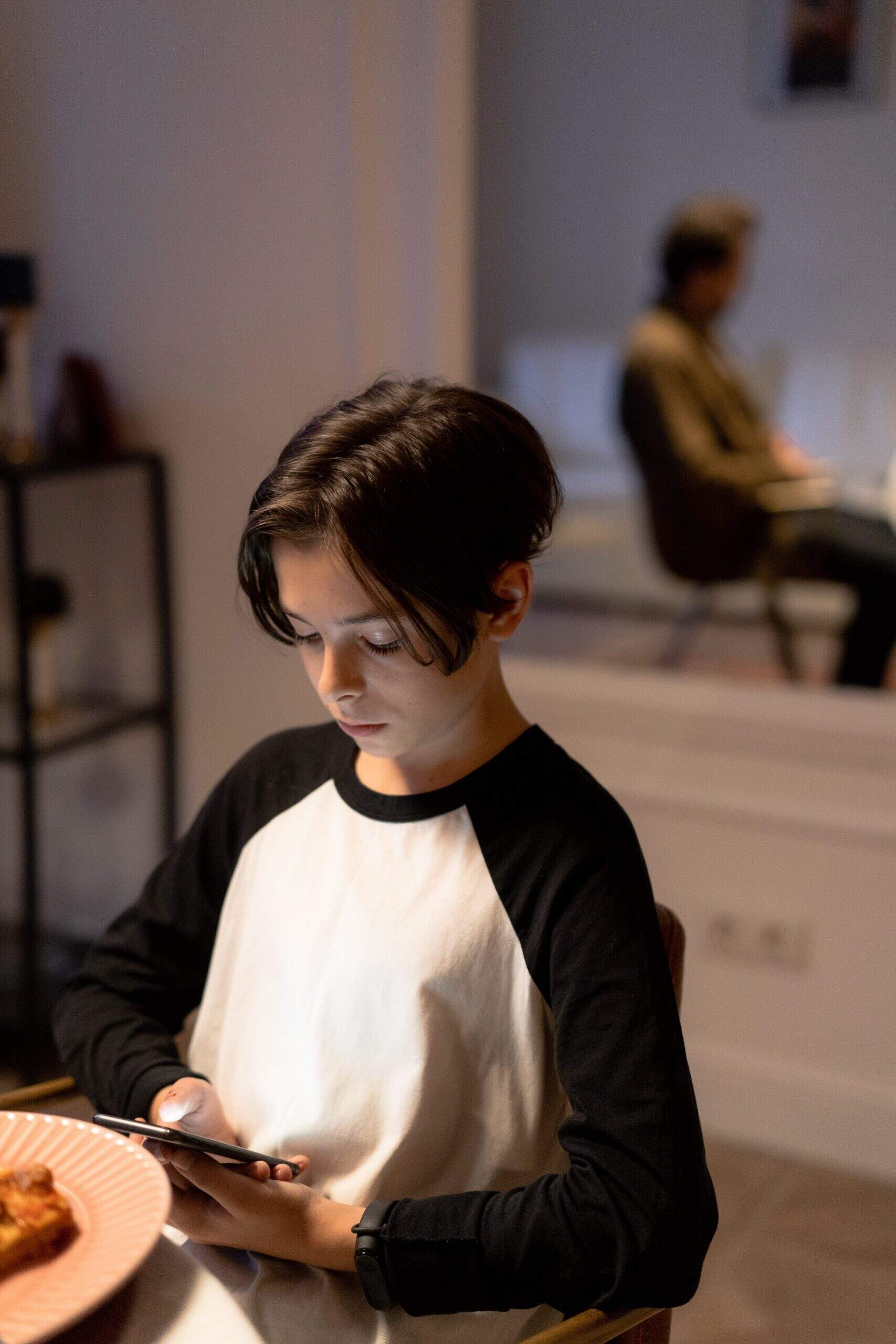 « Ado boudeur » : le langage non verbal pour appeler à l'aide