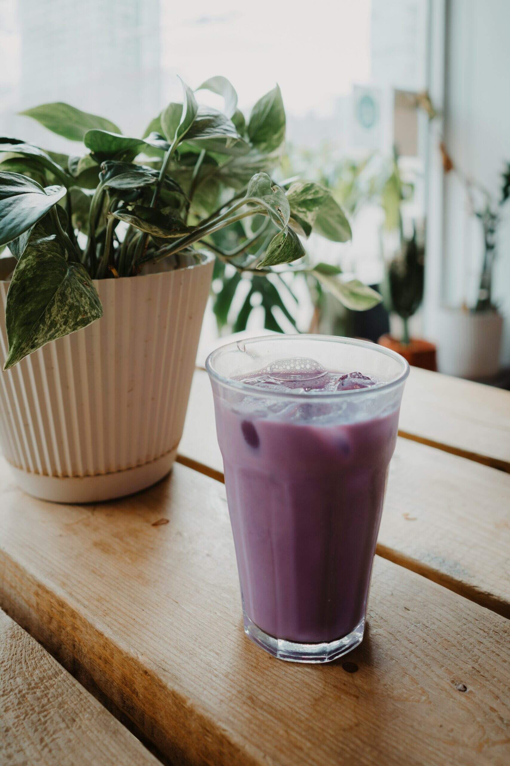 Boisson frappée violette à l’ube servie dans un grand verre
