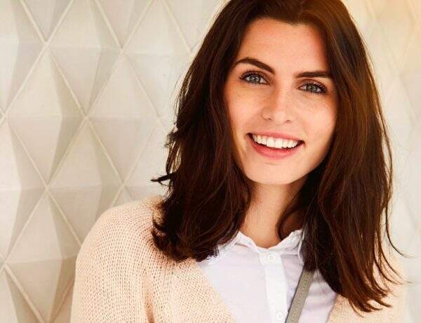 Des solutions naturelles pour ralentir l'apparition des cheveux blancs