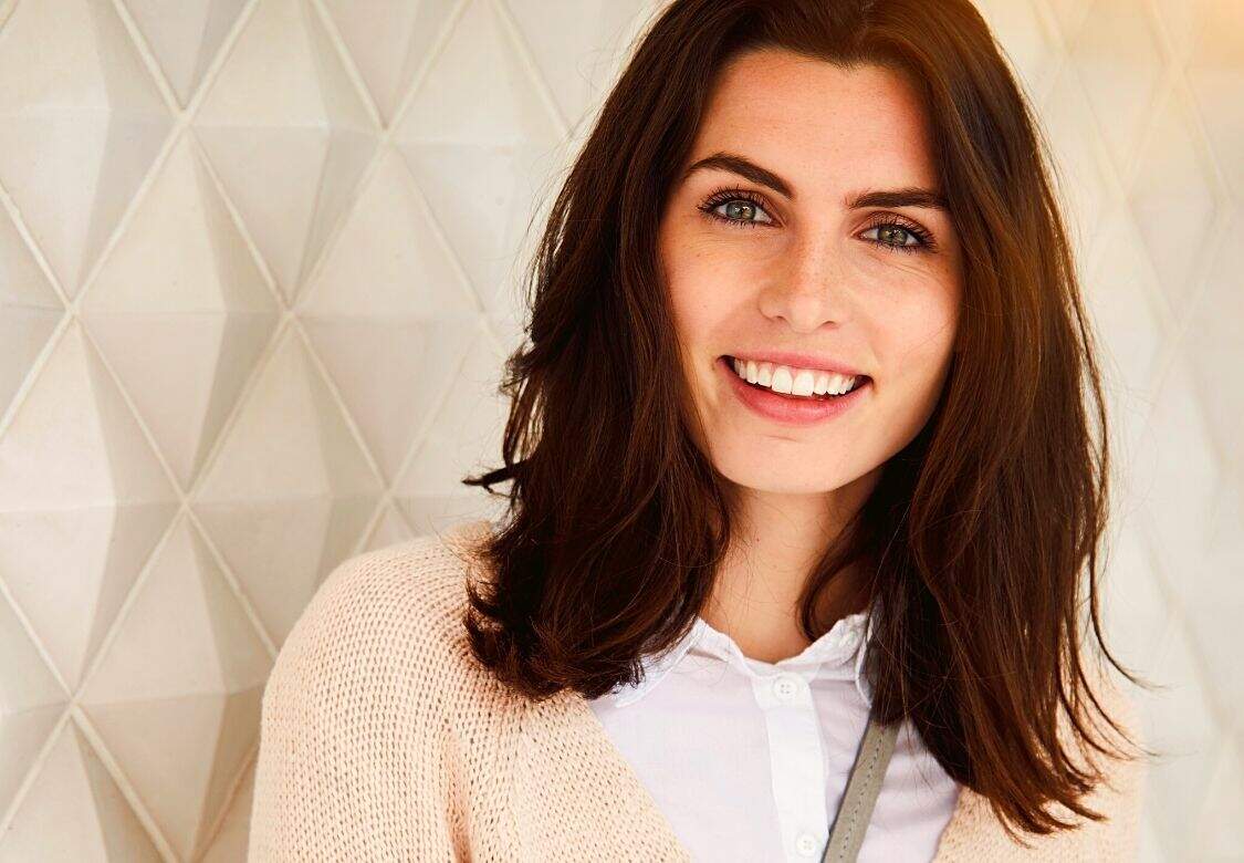 Des solutions naturelles pour ralentir l'apparition des cheveux blancs