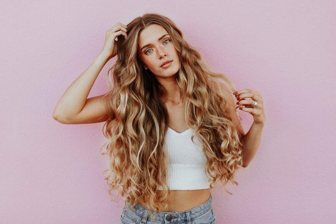 6 huiles essentielles pour des cheveux plein de vitalité