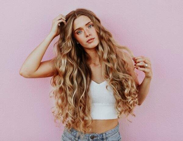 6 huiles essentielles pour des cheveux plein de vitalité