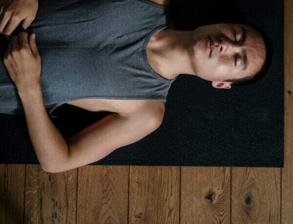 Homme allongé sur un tapis de sport