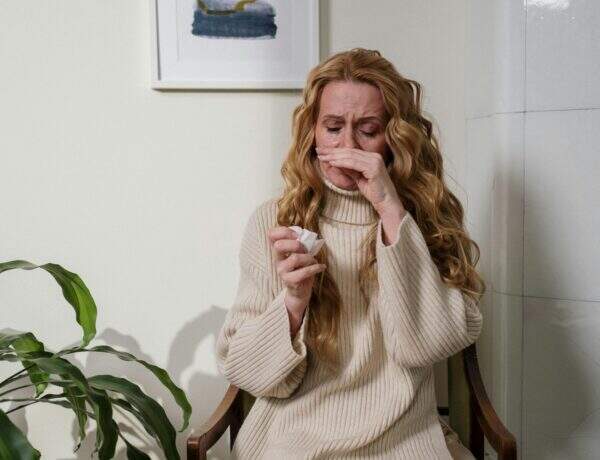 Femme en crise d'allergie