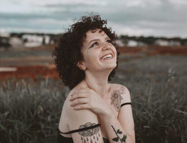 Femme dans un champs