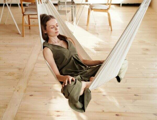 Femme méditant sur un hamax