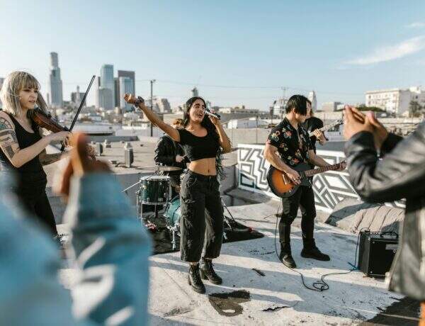Groupe de musique jouant devant un public sur un rooftop
