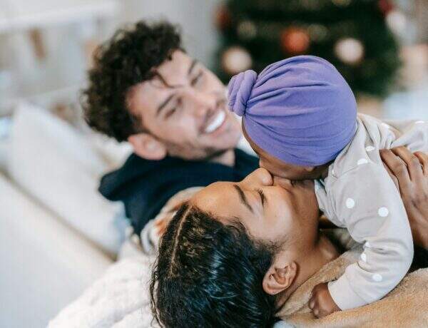 Femme avec son bébé et homme en arrière plan