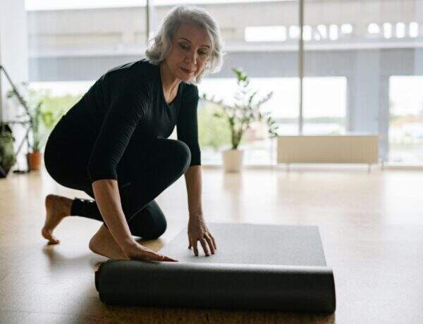Femme installant son tapis pour faire du sport