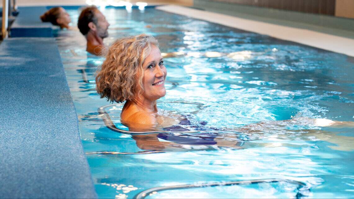 Image d'une femme qui se baigne dans un bassin thermal