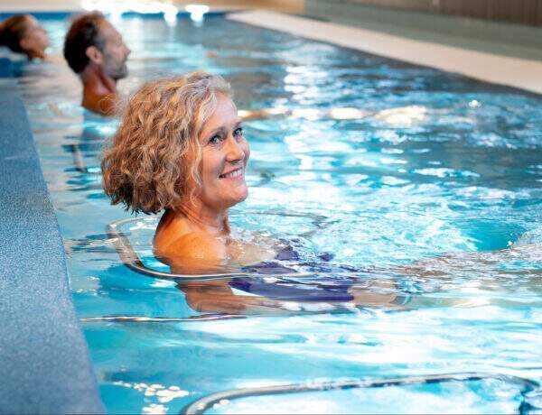 Image d'une femme qui se baigne dans un bassin thermal