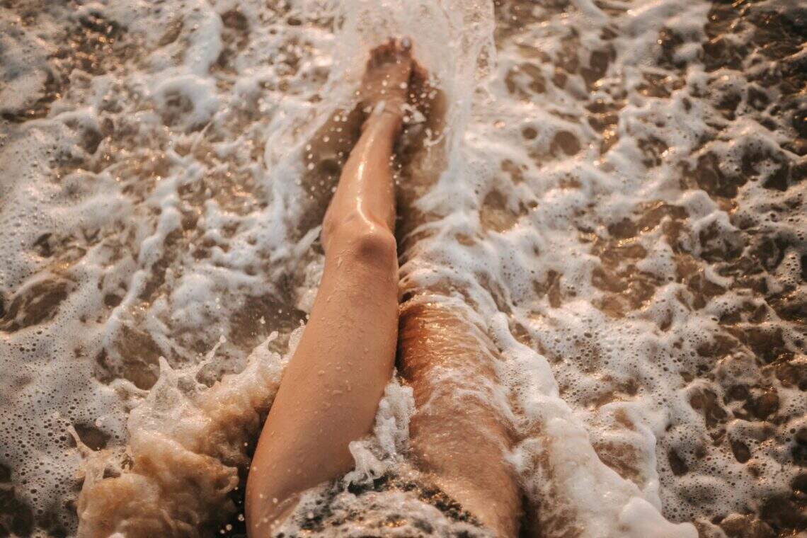 jambes de femme dans la mer
