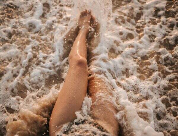 jambes de femme dans la mer