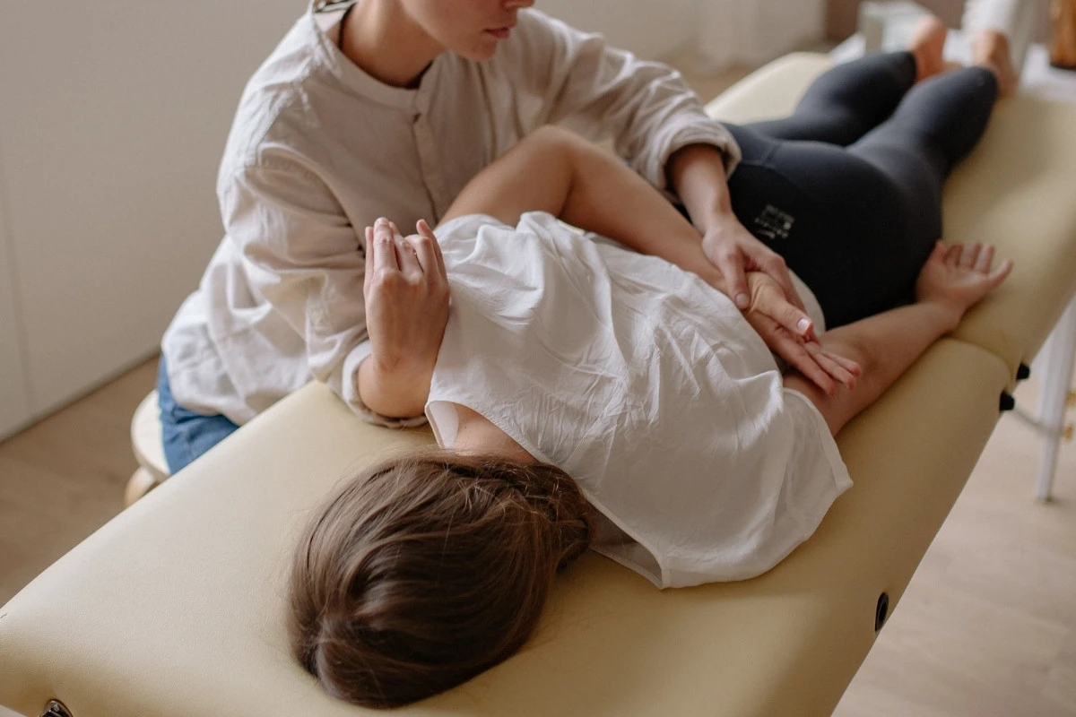 Chiropracteur qui manipule un client lors d'une séance de chiropraxie.
