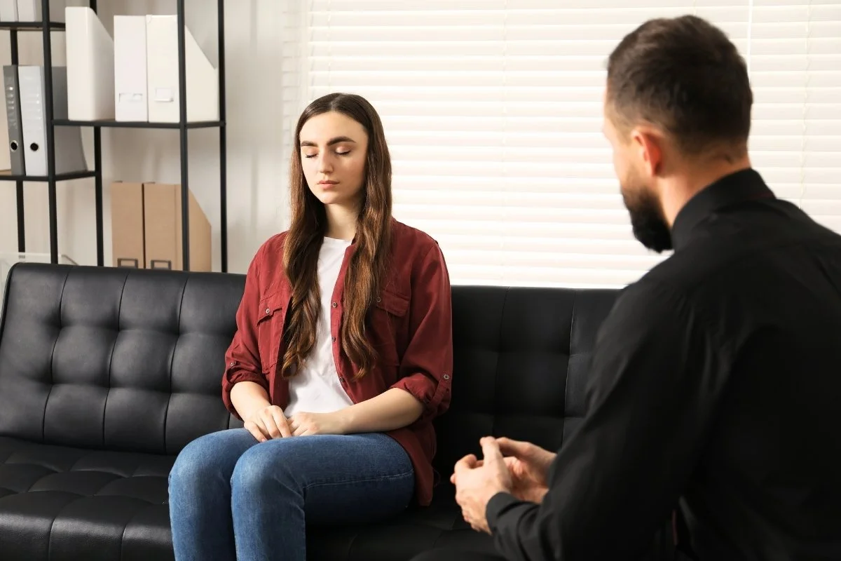 Séance d'hypnose ericksonienne entre un praticien en hypnose ericksonienne et sa cliente.