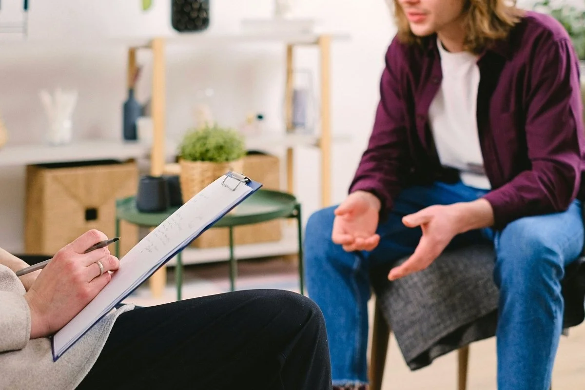 Naturopathe en pleine séance avec un client.