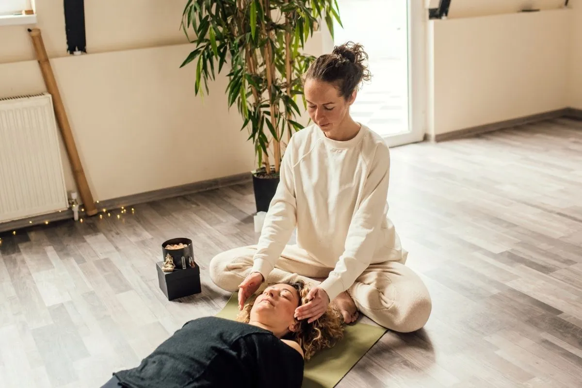 Séance en pratique énergétique entre une praticienne et sa cliente.