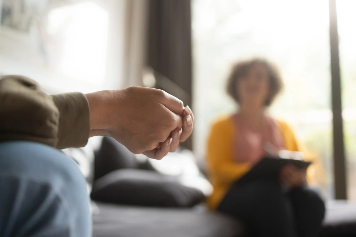 Un praticien durant une séance de thérapie brève avec un client.