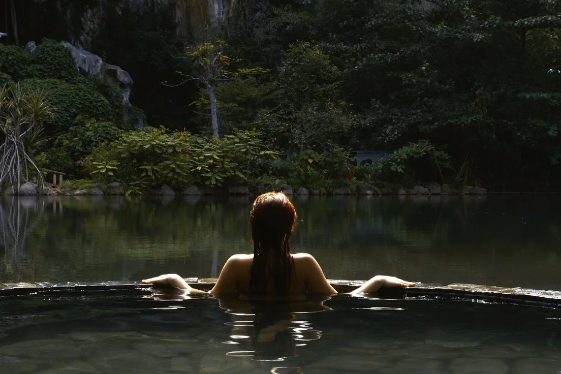 retraite-medoucine-1 Personne profitant du silence de la nature dans un bassin naturel durant une retraite silencieuse.