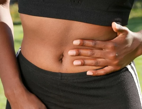 Personne laissant penser qu'elle souffre de douleur intestinale.