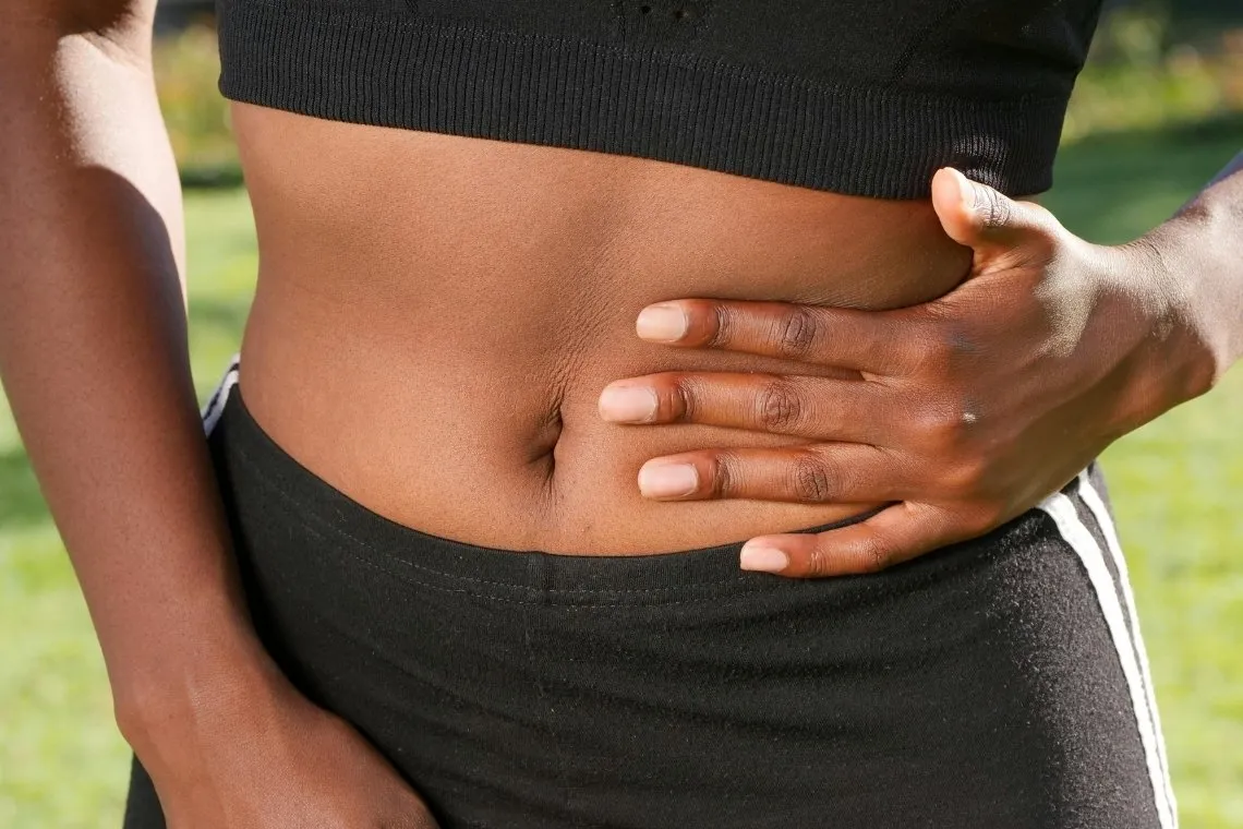 Personne laissant penser qu'elle souffre de douleur intestinale.