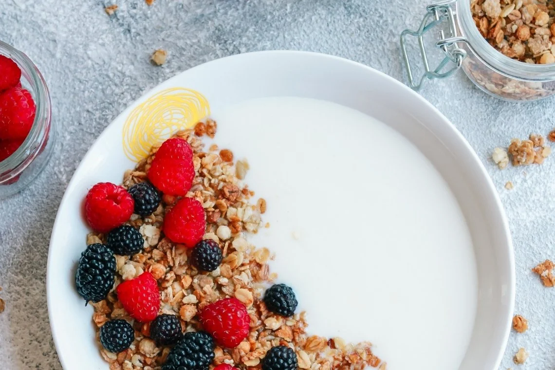 skyr-medoucine-3 Bol de yaourt avec des fruits frais et du muesli.