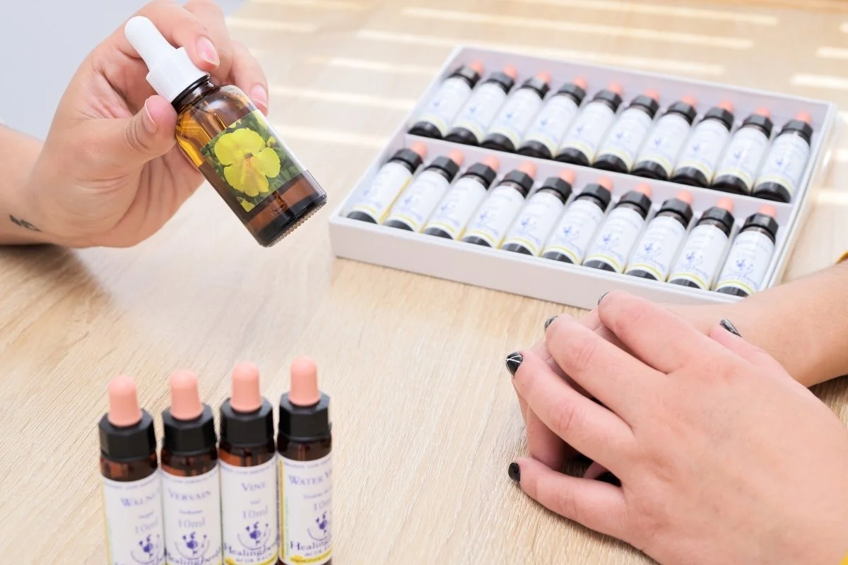 Praticien en fleurs de bach qui conseille un élixir floral à sa cliente durant une séance.