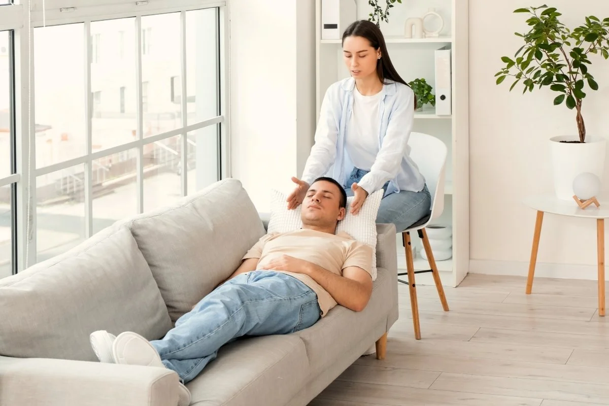 Praticienne en hypnose spirituelle durant une séance d'hypnose avec un client.