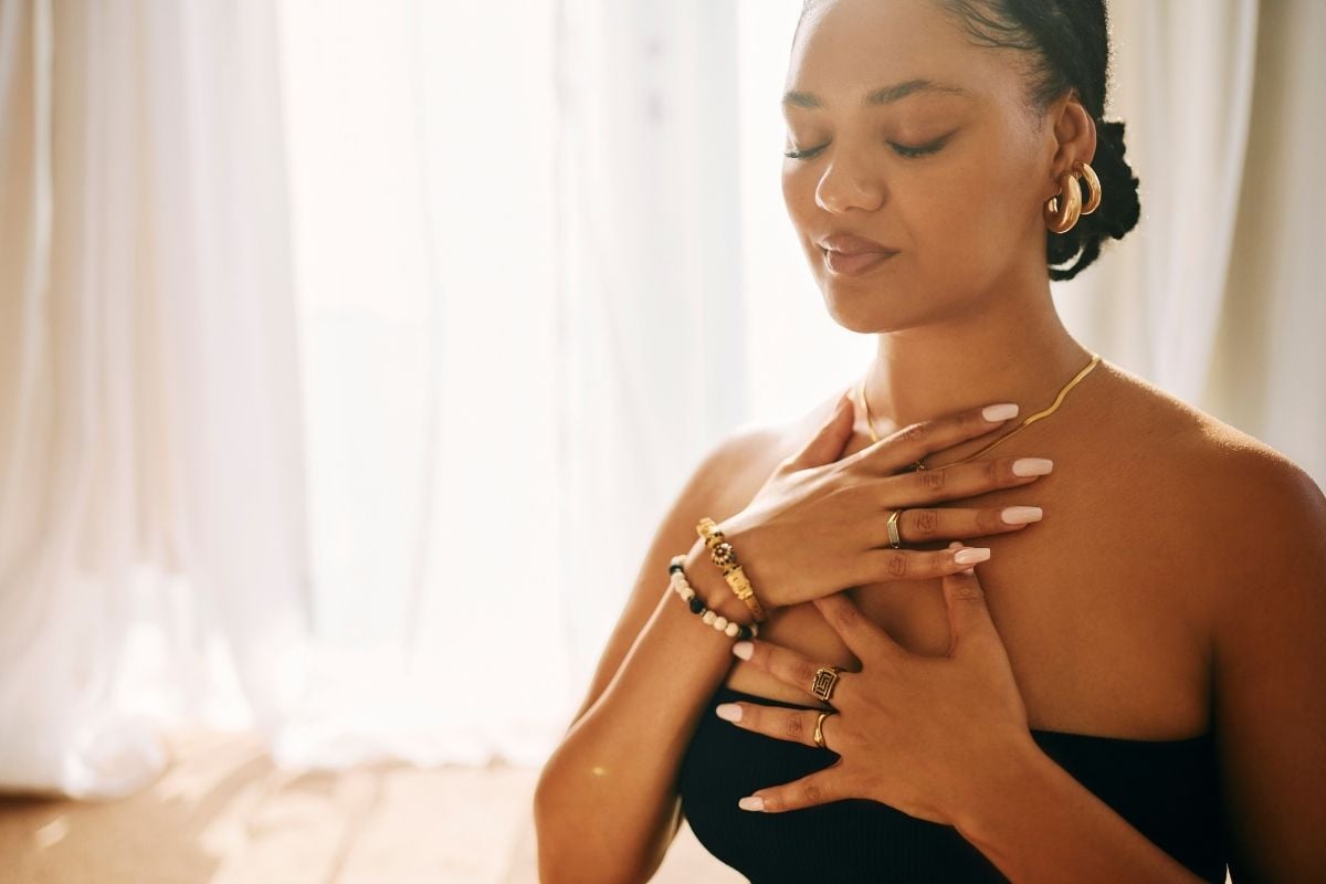 Une personne qui s'exerce à contrôler sa respiration grâce au Breathwork