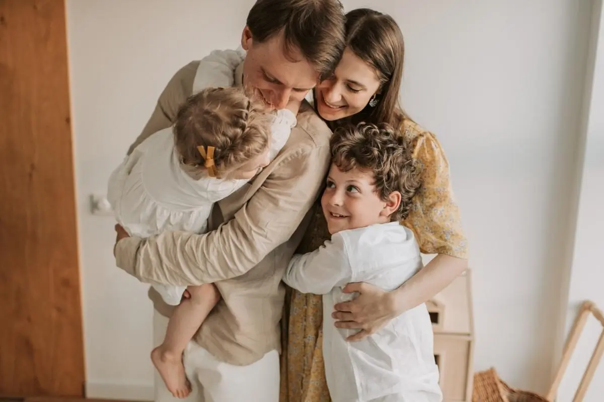 Famille heureuse après une séance de constellation familiale