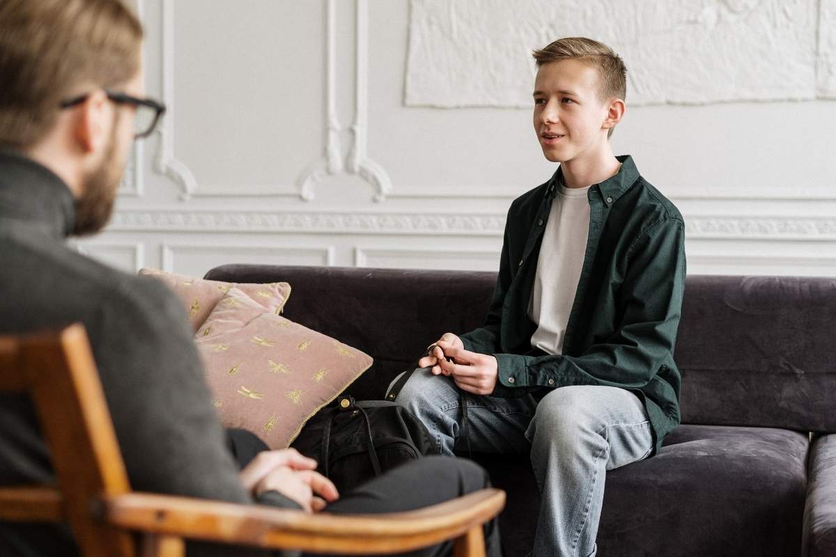 Jeune personne en séance de Sophrologie Caycédienne avec un Sophrologue Caycédien