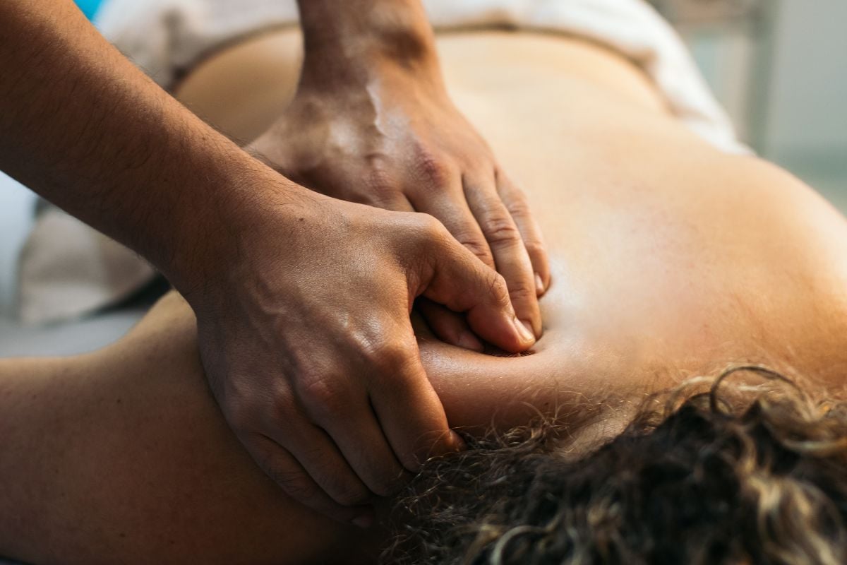 Praticien Tui Na qui masse une consultante durant une séance de massage Tui Na