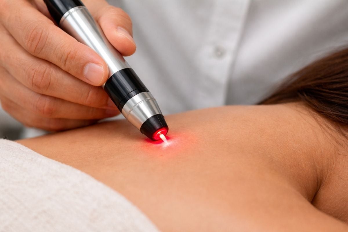 Acupuncteur laser et son client durant une séance d'acupuncture laser.