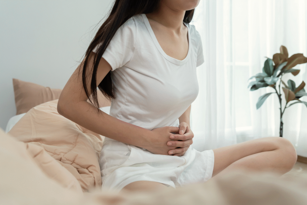 femme qui a mal au ventre endométriose