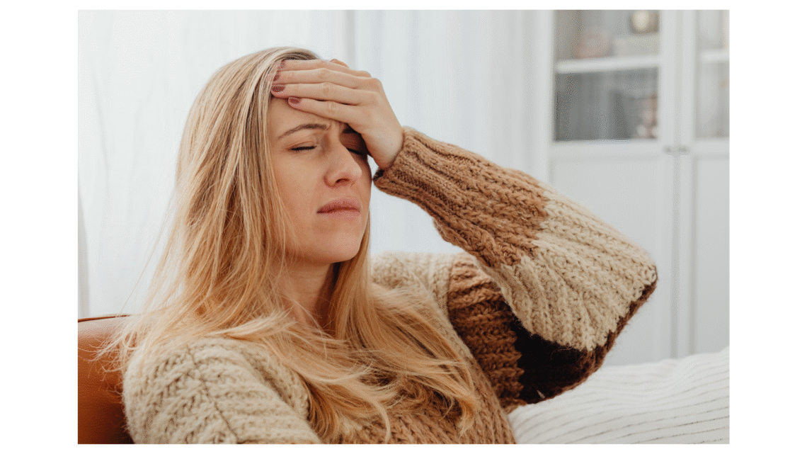 Femme atteinte de misophonie qui se tient la tête