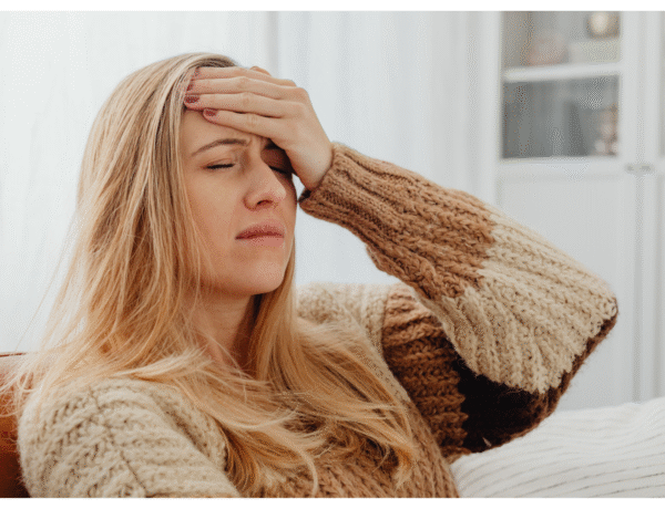Femme atteinte de misophonie qui se tient la tête
