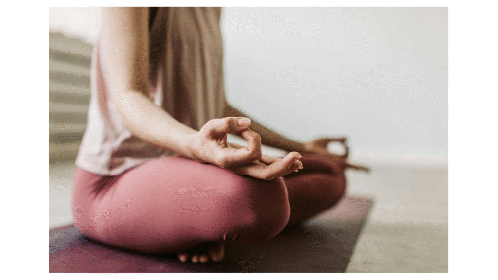 Femme qui médite pour soulager l'adénomyose