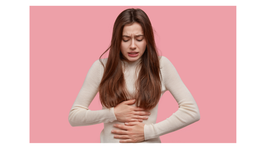 Femme qui a le ventre gonflé à cause de l'endométriose