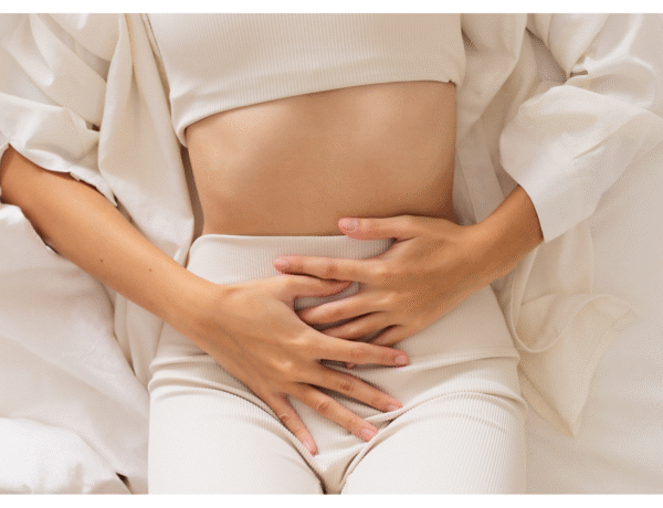 Femme qui a mal au ventre à cause de l'endométriose