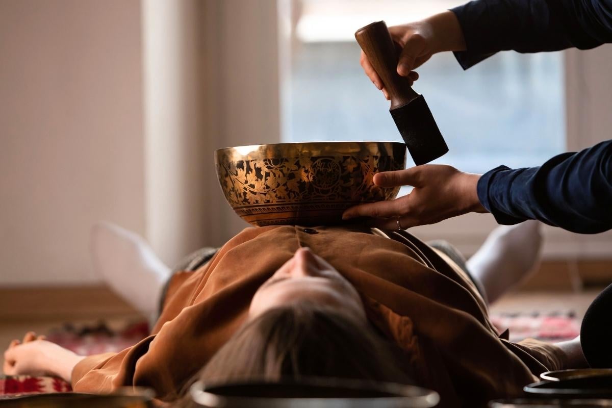 Sonothérapeute durant une séance de sonothérapie avec une cliente.