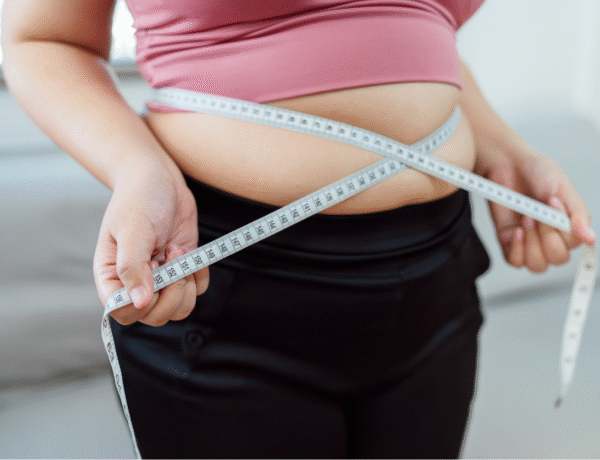 Une femme qui mesure son tour de taille pour perdre du poids