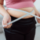 Une femme qui mesure son tour de taille pour perdre du poids