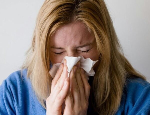 jeune femme allergique se mouchant