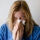 jeune femme allergique se mouchant