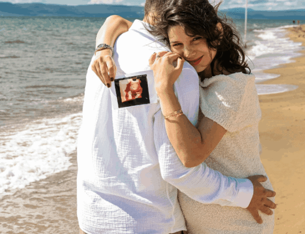 futurs parents heureux enlacés et heureux à la plage