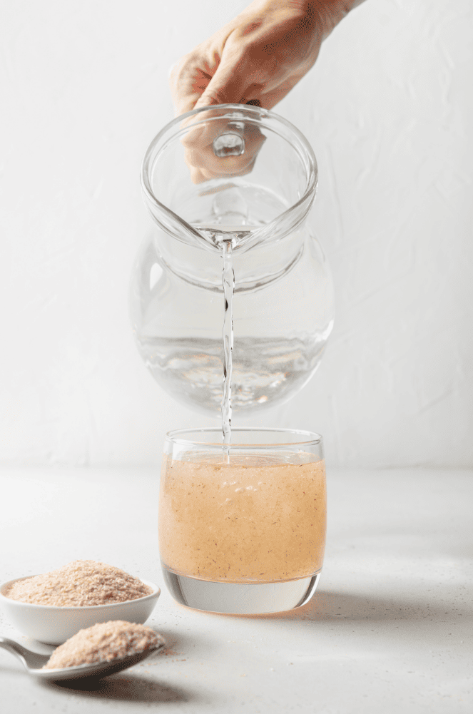 psyllium dans un grand verre d'eau