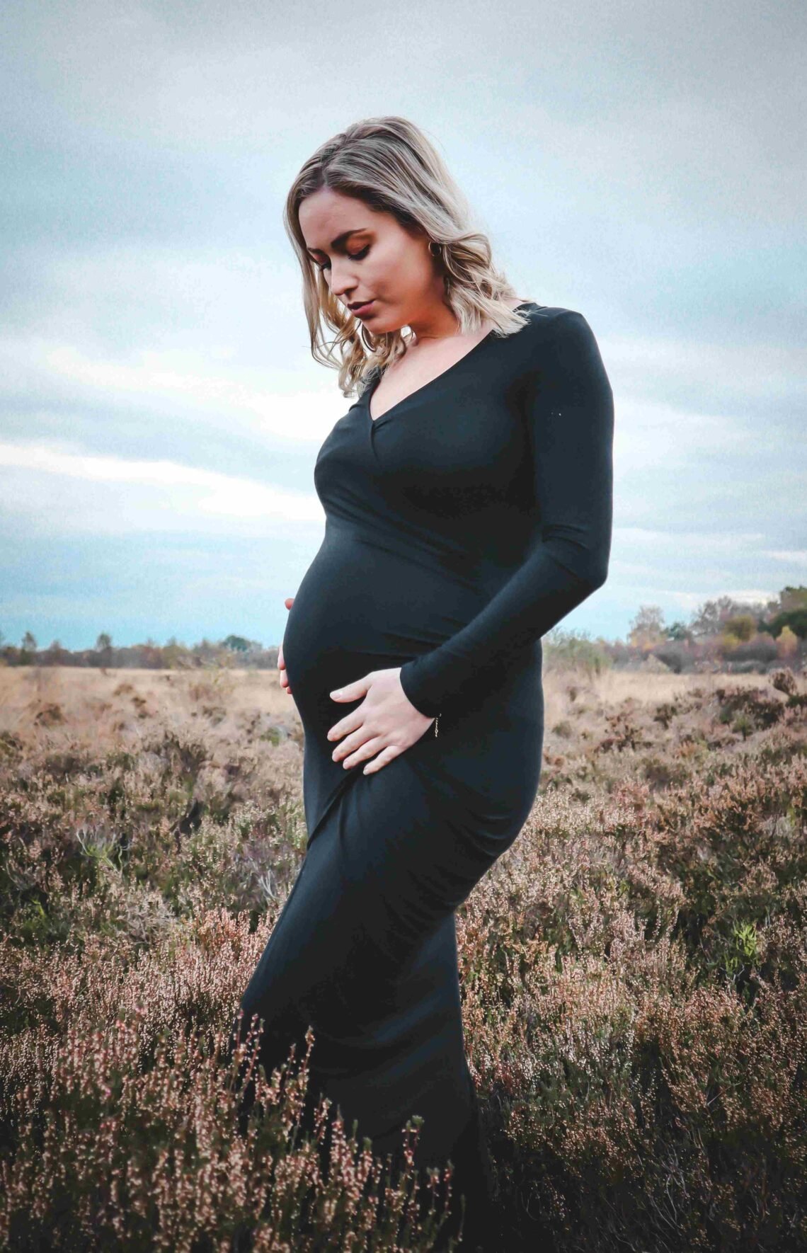 femme enceinte en promenade dans un champ